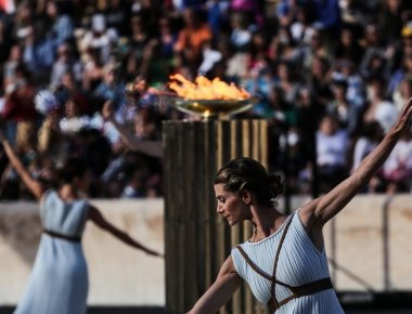 Καλλιμάρμαρο: Η «ολυμπιακή» φλόγα παραδόθηκε στη Ν.Κορέα για τους Χειμερινούς Ολυμπιακούς Αγώνες (φωτό, βίντεο)